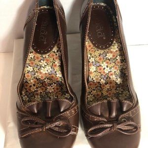 Mudd Brown Leather with Bows Ladies Pump Shoes 6.5M